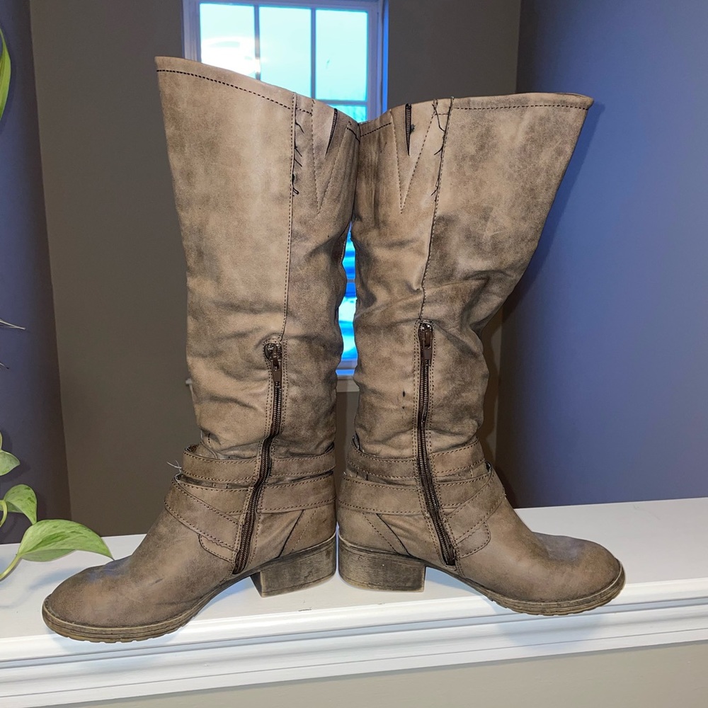 Tall lug heel Pull On Boot